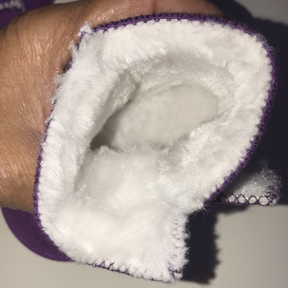 Infant Girl’s UGG Crib Boots - Picture 6 of 7